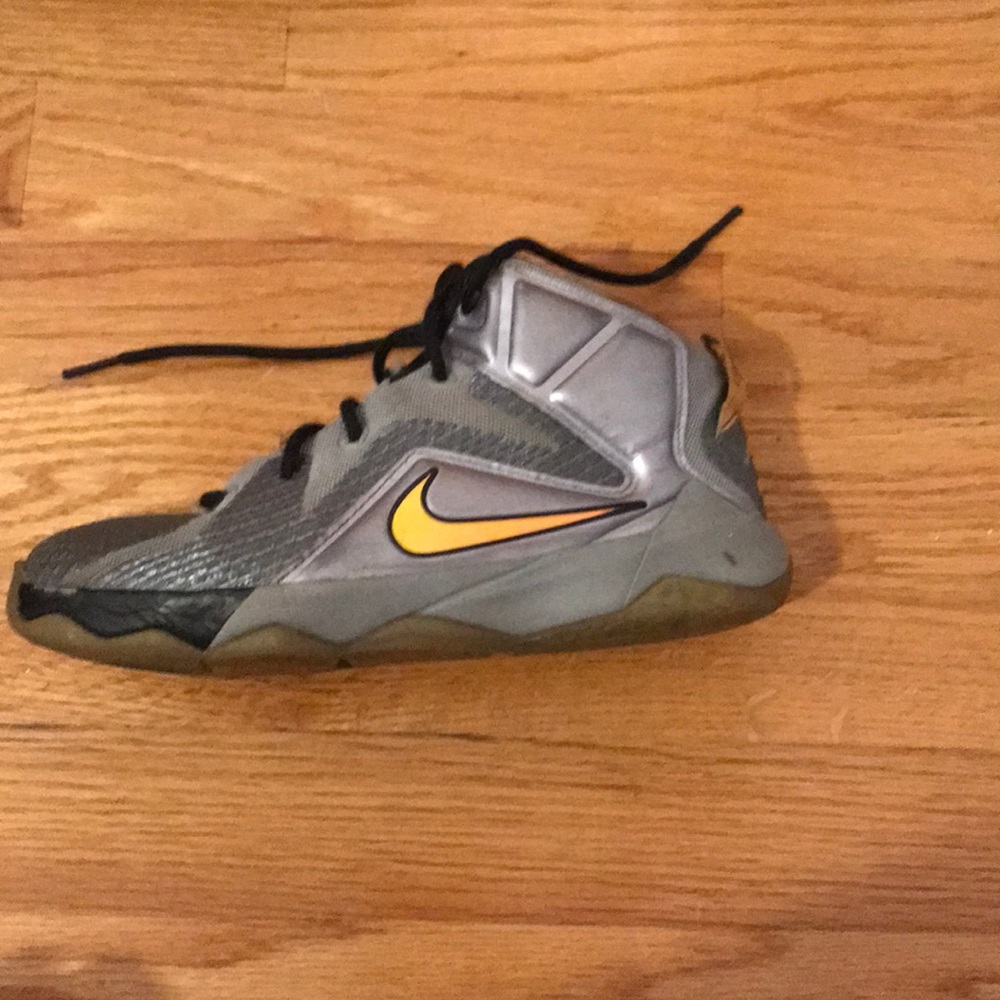 Nike Lebron XII PS Boys Sneakers gently worn - Picture 3 of 6